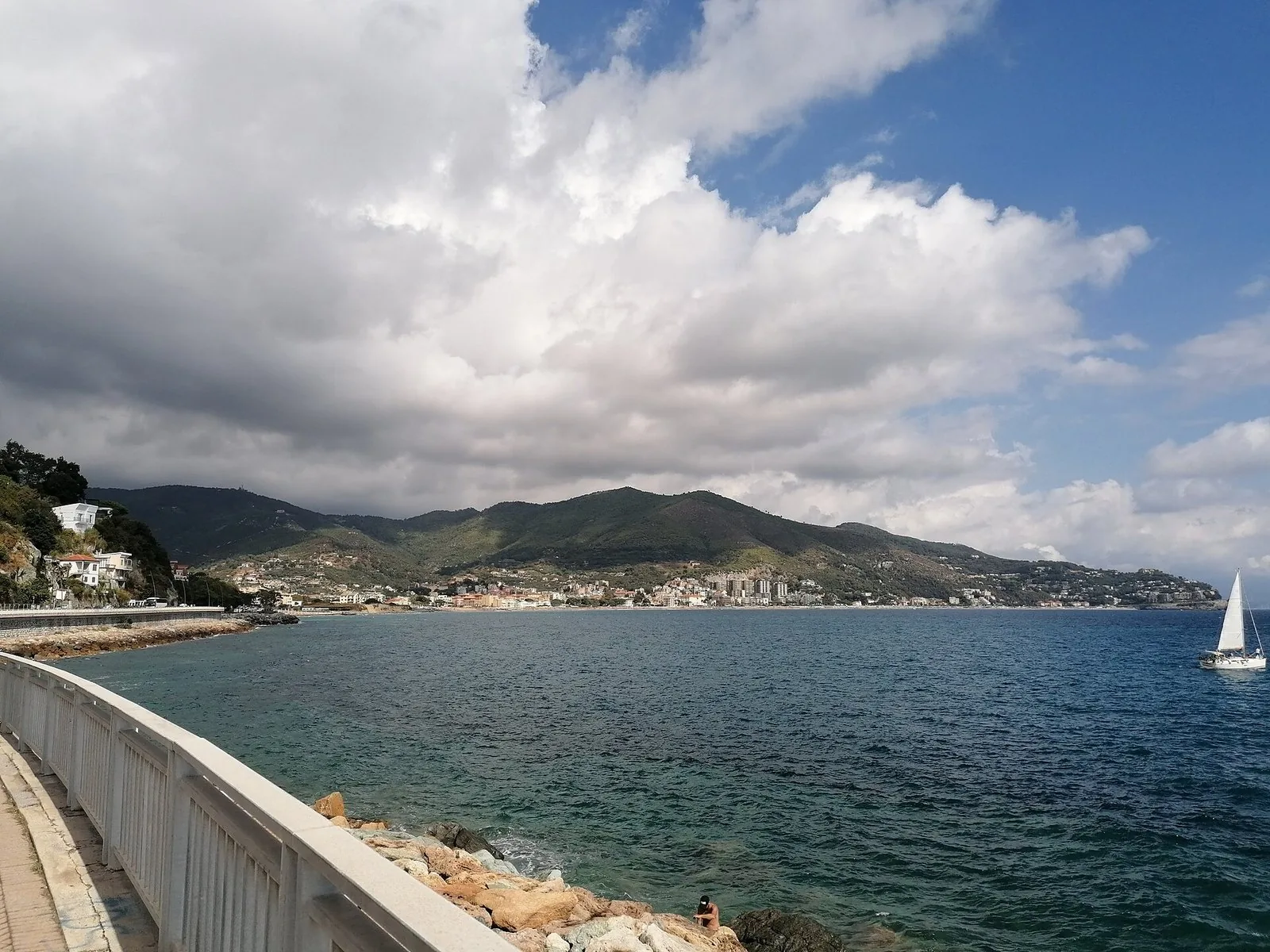 La passeggiata a mare fra Noli e Spotorno affacciata sul golfo