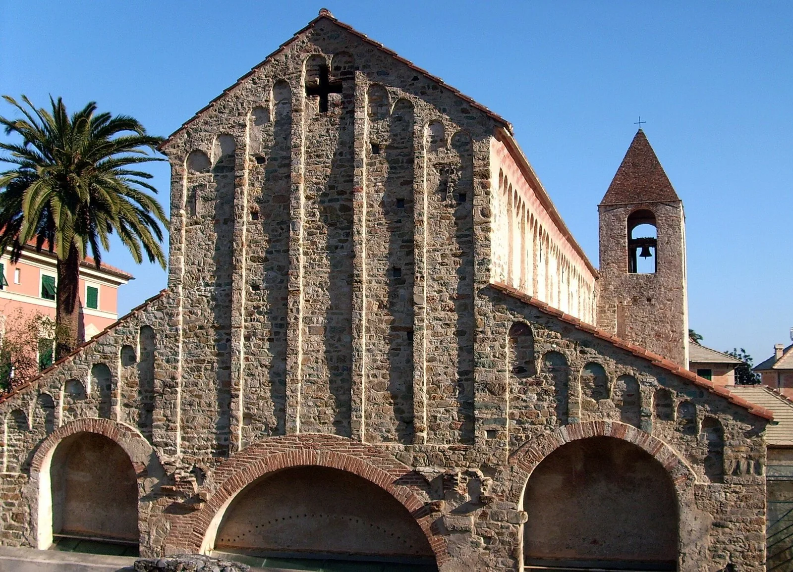 La facciata romanica in pietra della chiesa di San Paragorio a Noli