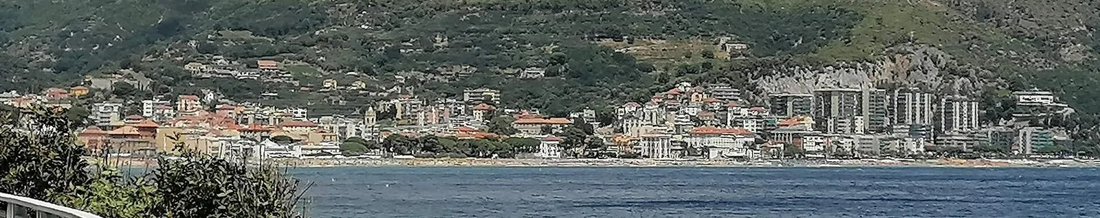 Spotorno vista dagli ulivi della passeggiata verso Noli
